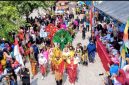 Ribuan warga memadati ruas jalan saat mengikuti Karnaval Kemerdekaan perdana RW 14 Perumahan Bumi Cikarang Makmur (BCM) di Desa Sukadami, Cikarang Selatan, Kabupaten Bekasi, Minggu (23/8/2026). Sebanyak 18 tim dari 13 RT menampilkan parade budaya Nusantara dan teatrikal perjuangan kemerdekaan sebagai wujud semangat Bhinneka Tunggal Ika.