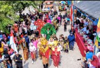Ribuan warga memadati ruas jalan saat mengikuti Karnaval Kemerdekaan perdana RW 14 Perumahan Bumi Cikarang Makmur (BCM) di Desa Sukadami, Cikarang Selatan, Kabupaten Bekasi, Minggu (23/8/2026). Sebanyak 18 tim dari 13 RT menampilkan parade budaya Nusantara dan teatrikal perjuangan kemerdekaan sebagai wujud semangat Bhinneka Tunggal Ika.