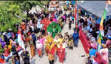 Ribuan warga memadati ruas jalan saat mengikuti Karnaval Kemerdekaan perdana RW 14 Perumahan Bumi Cikarang Makmur (BCM) di Desa Sukadami, Cikarang Selatan, Kabupaten Bekasi, Minggu (23/8/2026). Sebanyak 18 tim dari 13 RT menampilkan parade budaya Nusantara dan teatrikal perjuangan kemerdekaan sebagai wujud semangat Bhinneka Tunggal Ika.