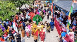 Ribuan warga memadati ruas jalan saat mengikuti Karnaval Kemerdekaan perdana RW 14 Perumahan Bumi Cikarang Makmur (BCM) di Desa Sukadami, Cikarang Selatan, Kabupaten Bekasi, Minggu (23/8/2026). Sebanyak 18 tim dari 13 RT menampilkan parade budaya Nusantara dan teatrikal perjuangan kemerdekaan sebagai wujud semangat Bhinneka Tunggal Ika.