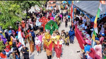 Ribuan warga memadati ruas jalan saat mengikuti Karnaval Kemerdekaan perdana RW 14 Perumahan Bumi Cikarang Makmur (BCM) di Desa Sukadami, Cikarang Selatan, Kabupaten Bekasi, Minggu (23/8/2026). Sebanyak 18 tim dari 13 RT menampilkan parade budaya Nusantara dan teatrikal perjuangan kemerdekaan sebagai wujud semangat Bhinneka Tunggal Ika.
