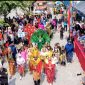 Ribuan warga memadati ruas jalan saat mengikuti Karnaval Kemerdekaan perdana RW 14 Perumahan Bumi Cikarang Makmur (BCM) di Desa Sukadami, Cikarang Selatan, Kabupaten Bekasi, Minggu (23/8/2026). Sebanyak 18 tim dari 13 RT menampilkan parade budaya Nusantara dan teatrikal perjuangan kemerdekaan sebagai wujud semangat Bhinneka Tunggal Ika.