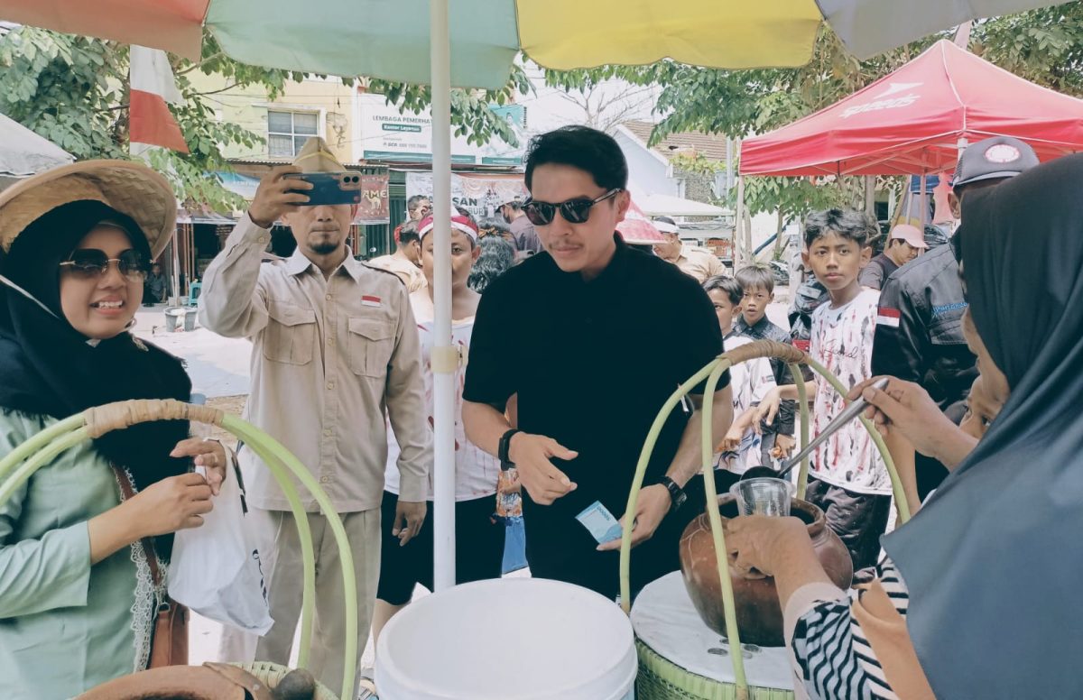 Calon Kepala Desa Sukadami, M. Reza Reynaldi, menyapa warga sekaligus mengunjungi stan pelaku UMKM saat menghadiri Karnaval Kemerdekaan RW 14 Perumahan Bumi Cikarang Makmur (BCM), Desa Sukadami, Kecamatan Cikarang Selatan, Kabupaten Bekasi, Minggu (23/8/2026). Pada kesempatan itu, ia menegaskan komitmennya untuk memperkuat UMKM sebagai salah satu prioritas peningkatan kesejahteraan warga.