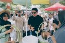 Calon Kepala Desa Sukadami, M. Reza Reynaldi, menyapa warga sekaligus mengunjungi stan pelaku UMKM saat menghadiri Karnaval Kemerdekaan RW 14 Perumahan Bumi Cikarang Makmur (BCM), Desa Sukadami, Kecamatan Cikarang Selatan, Kabupaten Bekasi, Minggu (23/8/2026). Pada kesempatan itu, ia menegaskan komitmennya untuk memperkuat UMKM sebagai salah satu prioritas peningkatan kesejahteraan warga.