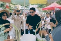 Calon Kepala Desa Sukadami, M. Reza Reynaldi, menyapa warga sekaligus mengunjungi stan pelaku UMKM saat menghadiri Karnaval Kemerdekaan RW 14 Perumahan Bumi Cikarang Makmur (BCM), Desa Sukadami, Kecamatan Cikarang Selatan, Kabupaten Bekasi, Minggu (23/8/2026). Pada kesempatan itu, ia menegaskan komitmennya untuk memperkuat UMKM sebagai salah satu prioritas peningkatan kesejahteraan warga.