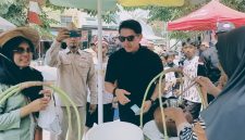 Calon Kepala Desa Sukadami, M. Reza Reynaldi, menyapa warga sekaligus mengunjungi stan pelaku UMKM saat menghadiri Karnaval Kemerdekaan RW 14 Perumahan Bumi Cikarang Makmur (BCM), Desa Sukadami, Kecamatan Cikarang Selatan, Kabupaten Bekasi, Minggu (23/8/2026). Pada kesempatan itu, ia menegaskan komitmennya untuk memperkuat UMKM sebagai salah satu prioritas peningkatan kesejahteraan warga.
