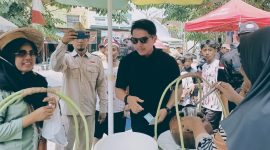 Calon Kepala Desa Sukadami, M. Reza Reynaldi, menyapa warga sekaligus mengunjungi stan pelaku UMKM saat menghadiri Karnaval Kemerdekaan RW 14 Perumahan Bumi Cikarang Makmur (BCM), Desa Sukadami, Kecamatan Cikarang Selatan, Kabupaten Bekasi, Minggu (23/8/2026). Pada kesempatan itu, ia menegaskan komitmennya untuk memperkuat UMKM sebagai salah satu prioritas peningkatan kesejahteraan warga.