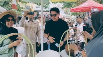Calon Kepala Desa Sukadami, M. Reza Reynaldi, menyapa warga sekaligus mengunjungi stan pelaku UMKM saat menghadiri Karnaval Kemerdekaan RW 14 Perumahan Bumi Cikarang Makmur (BCM), Desa Sukadami, Kecamatan Cikarang Selatan, Kabupaten Bekasi, Minggu (23/8/2026). Pada kesempatan itu, ia menegaskan komitmennya untuk memperkuat UMKM sebagai salah satu prioritas peningkatan kesejahteraan warga.
