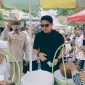 Calon Kepala Desa Sukadami, M. Reza Reynaldi, menyapa warga sekaligus mengunjungi stan pelaku UMKM saat menghadiri Karnaval Kemerdekaan RW 14 Perumahan Bumi Cikarang Makmur (BCM), Desa Sukadami, Kecamatan Cikarang Selatan, Kabupaten Bekasi, Minggu (23/8/2026). Pada kesempatan itu, ia menegaskan komitmennya untuk memperkuat UMKM sebagai salah satu prioritas peningkatan kesejahteraan warga.