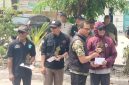 Ketua BPD Desa Sukadami, Akbar Jaeni (tengah, rompi hitam), menyerahkan penghargaan kepada peserta karnaval di Perumahan Bumi Cikarang Makmur (BCM), Kecamatan Cikarang Selatan, Kabupaten Bekasi, Minggu (23/8/2026), di sela penyampaian komitmen BPD mengawal Pilkades 2026 secara netral dan sesuai aturan.