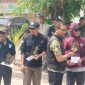 Ketua BPD Desa Sukadami, Akbar Jaeni (tengah, rompi hitam), menyerahkan penghargaan kepada peserta karnaval di Perumahan Bumi Cikarang Makmur (BCM), Kecamatan Cikarang Selatan, Kabupaten Bekasi, Minggu (23/8/2026), di sela penyampaian komitmen BPD mengawal Pilkades 2026 secara netral dan sesuai aturan.