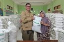 Kepala Desa Muktiwari, Bahrudin, SE, secara simbolis menyerahkan bantuan pangan berupa beras medium 10 kilogram kepada salah satu Keluarga Penerima Manfaat (KPM) di Aula Desa Muktiwari, Kecamatan Cibitung, Kabupaten Bekasi, Senin (24/8/2026). Sebanyak 1.902 KPM menerima bantuan 30 kilogram beras per KK melalui Program Bantuan Pangan Pemerintah Pusat yang disalurkan oleh Perum Bulog.