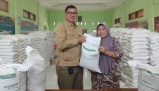 Kepala Desa Muktiwari, Bahrudin, SE, secara simbolis menyerahkan bantuan pangan berupa beras medium 10 kilogram kepada salah satu Keluarga Penerima Manfaat (KPM) di Aula Desa Muktiwari, Kecamatan Cibitung, Kabupaten Bekasi, Senin (24/8/2026). Sebanyak 1.902 KPM menerima bantuan 30 kilogram beras per KK melalui Program Bantuan Pangan Pemerintah Pusat yang disalurkan oleh Perum Bulog.