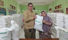 1.902 Warga Muktiwari Terima Beras 30 Kg per KK, Kades Bahrudin: Bantu Ringankan Beban Keluarga