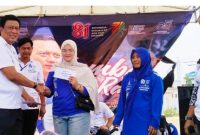 DPC Partai Demokrat Kabupaten Bekasi, Romli HM, menyerahkan hadiah kepada peserta Lomba Rakyat di Tarumajaya dalam rangka HUT ke-81 Kemerdekaan RI, Minggu (23/8).