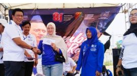 DPC Partai Demokrat Kabupaten Bekasi, Romli HM, menyerahkan hadiah kepada peserta Lomba Rakyat di Tarumajaya dalam rangka HUT ke-81 Kemerdekaan RI, Minggu (23/8).