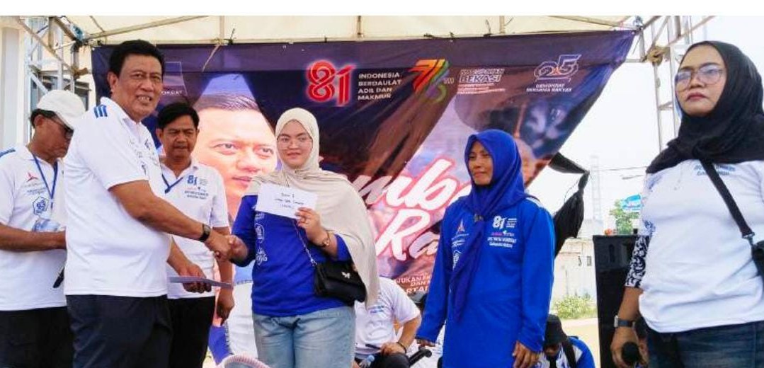 DPC Partai Demokrat Kabupaten Bekasi, Romli HM, menyerahkan hadiah kepada peserta Lomba Rakyat di Tarumajaya dalam rangka HUT ke-81 Kemerdekaan RI, Minggu (23/8).