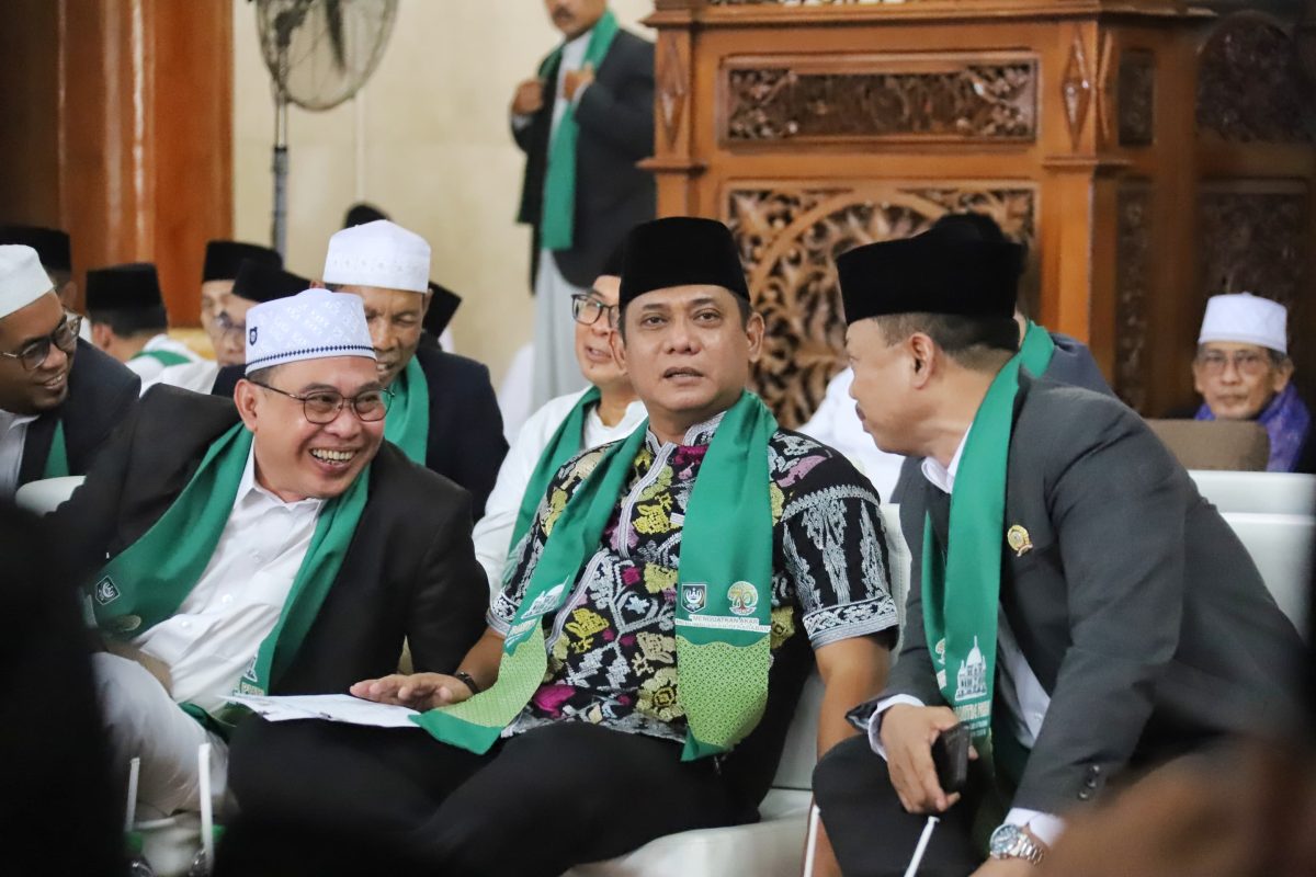 Plt. Bupati Bekasi Asep Surya Atmaja menghadiri peringatan Maulid Nabi Muhammad SAW 1448 Hijriah di Masjid Jami’ At-Taqwa, Kampung Ujung Harapan, Kelurahan Kebalen, Kecamatan Babelan, Kabupaten Bekasi, Selasa (25/8/2026). Dalam kesempatan tersebut, Asep mendorong pembangunan Museum Pahlawan Nasional KH. Noer Ali sebagai sarana edukasi sejarah dan wisata religi bagi generasi muda.
