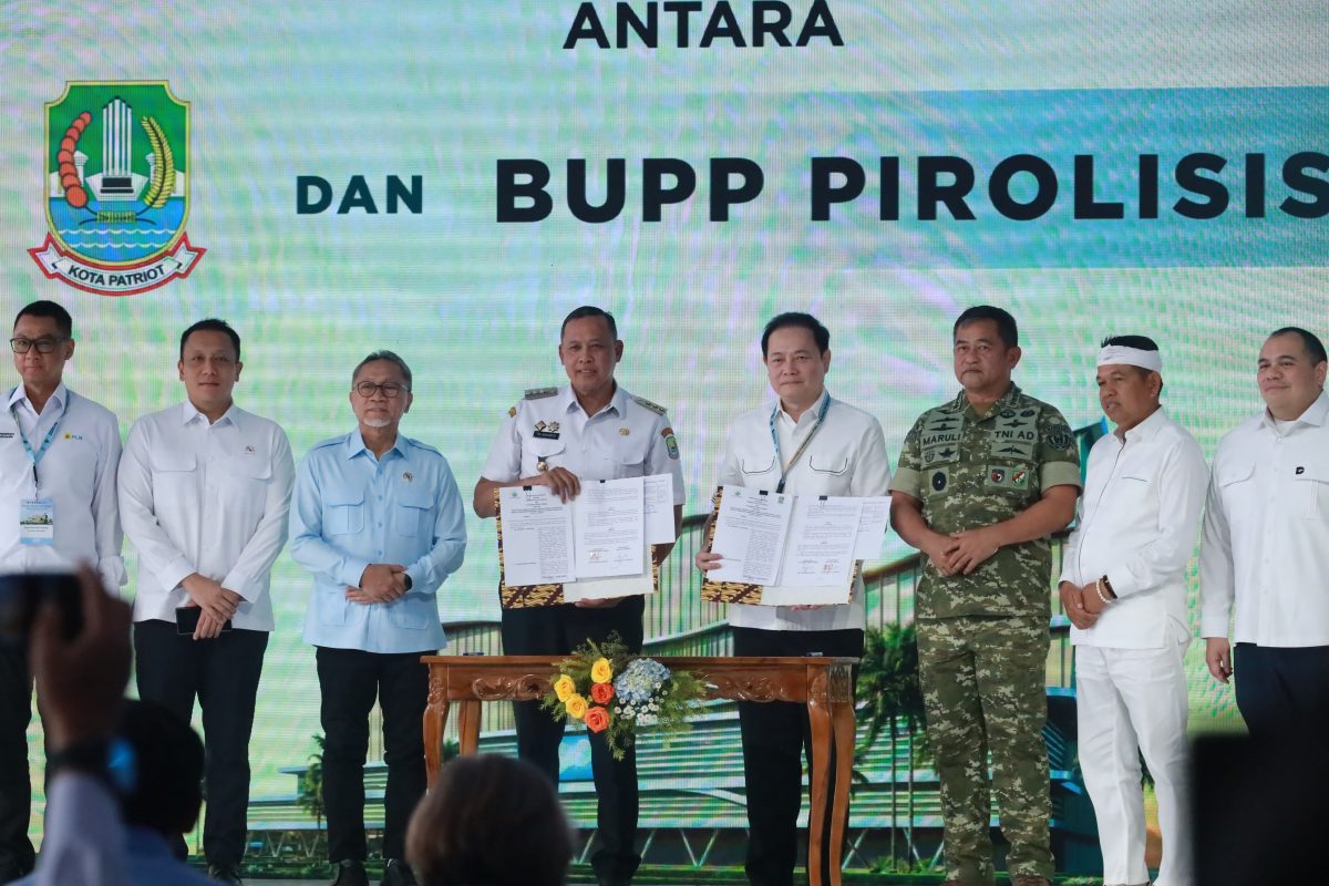Wali Kota Bekasi Tri Adhianto bersama Menko Bidang Pangan Zulkifli Hasan, KSAD Jenderal Maruli Simanjuntak, dan sejumlah pejabat berfoto usai penandatanganan dokumen pada acara Ground Breaking PSEL dan BUPP Pirolisis di kawasan Bantargebang, Kota Bekasi, Rabu (26/8/2026).