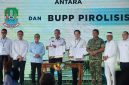 Wali Kota Bekasi Tri Adhianto bersama Menko Bidang Pangan Zulkifli Hasan, KSAD Jenderal Maruli Simanjuntak, dan sejumlah pejabat berfoto usai penandatanganan dokumen pada acara Ground Breaking PSEL dan BUPP Pirolisis di kawasan Bantargebang, Kota Bekasi, Rabu (26/8/2026).