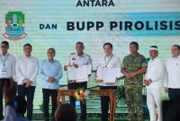 Wali Kota Bekasi Tri Adhianto bersama Menko Bidang Pangan Zulkifli Hasan, KSAD Jenderal Maruli Simanjuntak, dan sejumlah pejabat berfoto usai penandatanganan dokumen pada acara Ground Breaking PSEL dan BUPP Pirolisis di kawasan Bantargebang, Kota Bekasi, Rabu (26/8/2026).