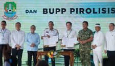 Wali Kota Bekasi Tri Adhianto bersama Menko Bidang Pangan Zulkifli Hasan, KSAD Jenderal Maruli Simanjuntak, dan sejumlah pejabat berfoto usai penandatanganan dokumen pada acara Ground Breaking PSEL dan BUPP Pirolisis di kawasan Bantargebang, Kota Bekasi, Rabu (26/8/2026).