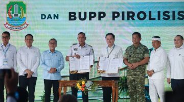 Wali Kota Bekasi Tri Adhianto bersama Menko Bidang Pangan Zulkifli Hasan, KSAD Jenderal Maruli Simanjuntak, dan sejumlah pejabat berfoto usai penandatanganan dokumen pada acara Ground Breaking PSEL dan BUPP Pirolisis di kawasan Bantargebang, Kota Bekasi, Rabu (26/8/2026).