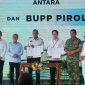 Wali Kota Bekasi Tri Adhianto bersama Menko Bidang Pangan Zulkifli Hasan, KSAD Jenderal Maruli Simanjuntak, dan sejumlah pejabat berfoto usai penandatanganan dokumen pada acara Ground Breaking PSEL dan BUPP Pirolisis di kawasan Bantargebang, Kota Bekasi, Rabu (26/8/2026).