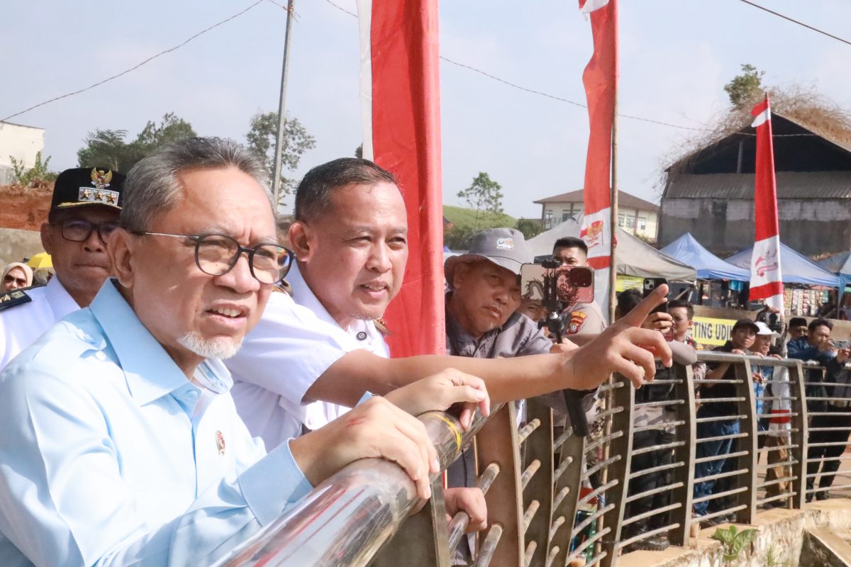 Menteri Koordinator Bidang Pangan Zulkifli Hasan (Zulhas) bersama jajaran Pemerintah Kota Bekasi saat menghadiri rangkaian kegiatan Apel GEBRAK dan groundbreaking pembangunan PSEL Kota Bekasi di kawasan Bantargebang, Rabu (26/8/2026).