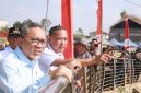 Menteri Koordinator Bidang Pangan Zulkifli Hasan (Zulhas) bersama jajaran Pemerintah Kota Bekasi saat menghadiri rangkaian kegiatan Apel GEBRAK dan groundbreaking pembangunan PSEL Kota Bekasi di kawasan Bantargebang, Rabu (26/8/2026).