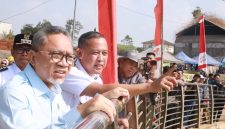 Menteri Koordinator Bidang Pangan Zulkifli Hasan (Zulhas) bersama jajaran Pemerintah Kota Bekasi saat menghadiri rangkaian kegiatan Apel GEBRAK dan groundbreaking pembangunan PSEL Kota Bekasi di kawasan Bantargebang, Rabu (26/8/2026).
