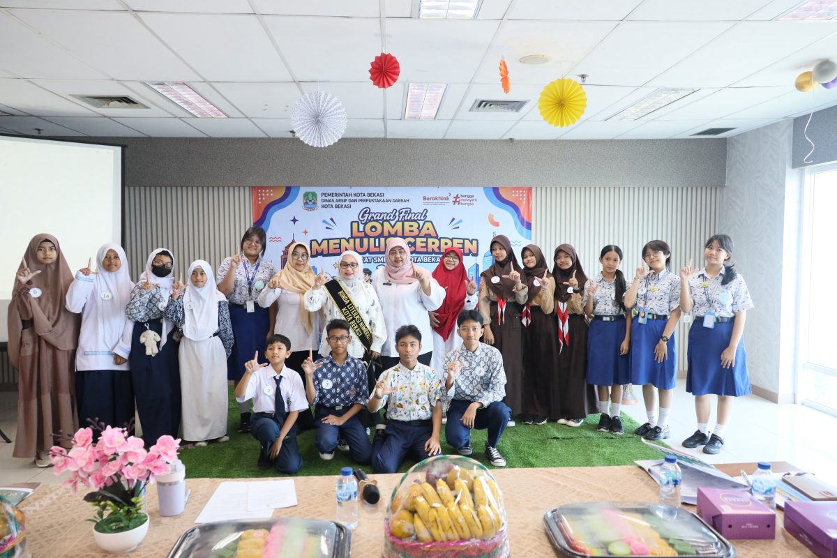Bunda Literasi Kota Bekasi Wiwiek Hargono Tri Adhianto saat menghadiri sekaligus menjadi juri Grand Final Lomba Menulis Cerpen Tingkat SMP/MTs Kota Bekasi Tahun 2026, Rabu (26/8/2026).