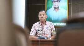 Ketua Panitia Seleksi (Pansel) Calon Kepala Desa Kabupaten Bekasi, Dr. H.M. Harun Alrasyid, M.Si., saat menyampaikan penjelasan terkait mekanisme dan bobot penilaian seleksi calon kepala desa di Kabupaten Bekasi. Seleksi dijadwalkan berlangsung pada 1–3 September 2026.