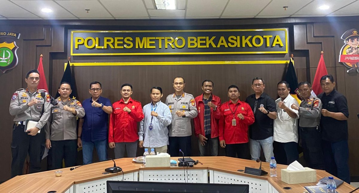 KAMMI Kota Bekasi bersama organisasi mahasiswa dan elemen masyarakat berfoto bersama jajaran Polres Metro Bekasi Kota usai audiensi dengan Kapolres Metro Bekasi Kota Kombes Pol. Putu Kholis Aryana, Kamis (27/8/2026). Pertemuan membahas penguatan sinergi dalam menjaga keamanan dan kondusivitas Kota Bekasi.