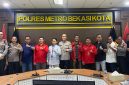 KAMMI Kota Bekasi bersama organisasi mahasiswa dan elemen masyarakat berfoto bersama jajaran Polres Metro Bekasi Kota usai audiensi dengan Kapolres Metro Bekasi Kota Kombes Pol. Putu Kholis Aryana, Kamis (27/8/2026). Pertemuan membahas penguatan sinergi dalam menjaga keamanan dan kondusivitas Kota Bekasi.