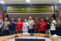 KAMMI Kota Bekasi bersama organisasi mahasiswa dan elemen masyarakat berfoto bersama jajaran Polres Metro Bekasi Kota usai audiensi dengan Kapolres Metro Bekasi Kota Kombes Pol. Putu Kholis Aryana, Kamis (27/8/2026). Pertemuan membahas penguatan sinergi dalam menjaga keamanan dan kondusivitas Kota Bekasi.