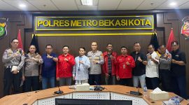 KAMMI Kota Bekasi bersama organisasi mahasiswa dan elemen masyarakat berfoto bersama jajaran Polres Metro Bekasi Kota usai audiensi dengan Kapolres Metro Bekasi Kota Kombes Pol. Putu Kholis Aryana, Kamis (27/8/2026). Pertemuan membahas penguatan sinergi dalam menjaga keamanan dan kondusivitas Kota Bekasi.