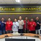 KAMMI Kota Bekasi bersama organisasi mahasiswa dan elemen masyarakat berfoto bersama jajaran Polres Metro Bekasi Kota usai audiensi dengan Kapolres Metro Bekasi Kota Kombes Pol. Putu Kholis Aryana, Kamis (27/8/2026). Pertemuan membahas penguatan sinergi dalam menjaga keamanan dan kondusivitas Kota Bekasi.