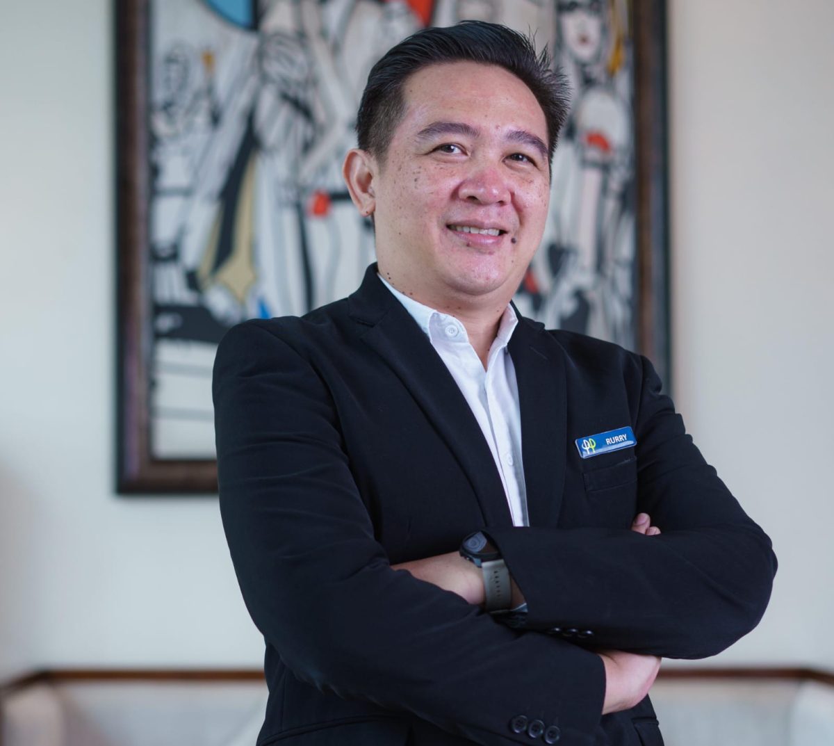 Hotel Manager PrimeBiz Hotel Cikarang, Rurry Adriawan, berpose di area hotel. Perjalanan kariernya di industri perhotelan dimulai dari posisi Staff Laundry hingga dipercaya menduduki posisi manajerial.