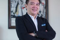 Hotel Manager PrimeBiz Hotel Cikarang, Rurry Adriawan, berpose di area hotel. Perjalanan kariernya di industri perhotelan dimulai dari posisi Staff Laundry hingga dipercaya menduduki posisi manajerial.