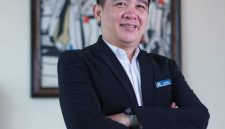 Hotel Manager PrimeBiz Hotel Cikarang, Rurry Adriawan, berpose di area hotel. Perjalanan kariernya di industri perhotelan dimulai dari posisi Staff Laundry hingga dipercaya menduduki posisi manajerial.