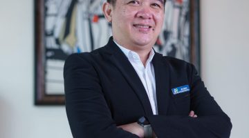 Hotel Manager PrimeBiz Hotel Cikarang, Rurry Adriawan, berpose di area hotel. Perjalanan kariernya di industri perhotelan dimulai dari posisi Staff Laundry hingga dipercaya menduduki posisi manajerial.