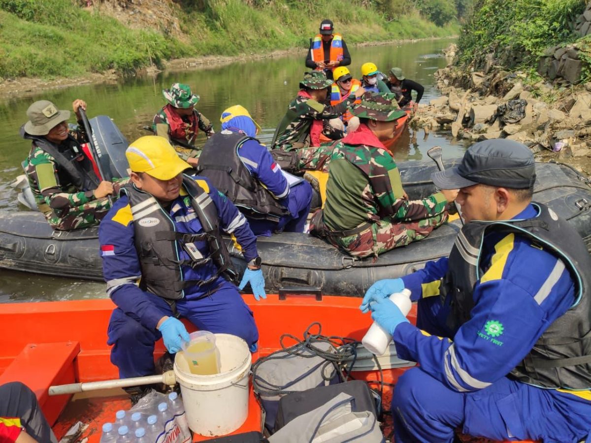 Keterangan foto:
Tim DLH Kota Bekasi bersama KP2C dan Tim Marinir TNI AL melakukan susur DAS Kali Bekasi untuk memantau kondisi sungai dan mengambil sampel air sebagai bagian dari pengawasan potensi pencemaran lingkungan.