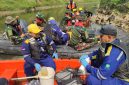 Keterangan foto:
Tim DLH Kota Bekasi bersama KP2C dan Tim Marinir TNI AL melakukan susur DAS Kali Bekasi untuk memantau kondisi sungai dan mengambil sampel air sebagai bagian dari pengawasan potensi pencemaran lingkungan.