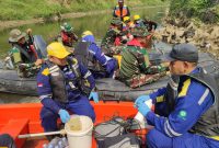 Keterangan foto:
Tim DLH Kota Bekasi bersama KP2C dan Tim Marinir TNI AL melakukan susur DAS Kali Bekasi untuk memantau kondisi sungai dan mengambil sampel air sebagai bagian dari pengawasan potensi pencemaran lingkungan.