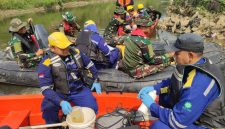 Keterangan foto:
Tim DLH Kota Bekasi bersama KP2C dan Tim Marinir TNI AL melakukan susur DAS Kali Bekasi untuk memantau kondisi sungai dan mengambil sampel air sebagai bagian dari pengawasan potensi pencemaran lingkungan.