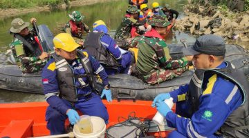 Keterangan foto:
Tim DLH Kota Bekasi bersama KP2C dan Tim Marinir TNI AL melakukan susur DAS Kali Bekasi untuk memantau kondisi sungai dan mengambil sampel air sebagai bagian dari pengawasan potensi pencemaran lingkungan.