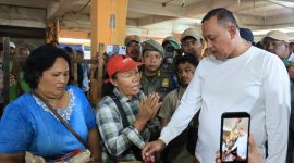 Keterangan foto: Wali Kota Bekasi Tri Adhianto memimpin rapat koordinasi pelaksanaan Program Makan Bergizi Gratis (MBG) bersama jajaran terkait di Aula Nonon Sonthanie, Kota Bekasi, Jumat (28/8/2026).