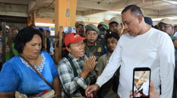 Keterangan foto: Wali Kota Bekasi Tri Adhianto memimpin rapat koordinasi pelaksanaan Program Makan Bergizi Gratis (MBG) bersama jajaran terkait di Aula Nonon Sonthanie, Kota Bekasi, Jumat (28/8/2026).