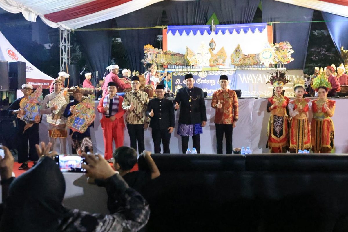 Wali Kota Bekasi Tri Adhianto menyaksikan sekaligus membuka penampilan Wayang Ajen dalam rangkaian PNBK Jilid III di Plaza Patriot Candrabhaga, Kota Bekasi, Sabtu (29/8/2026) malam.